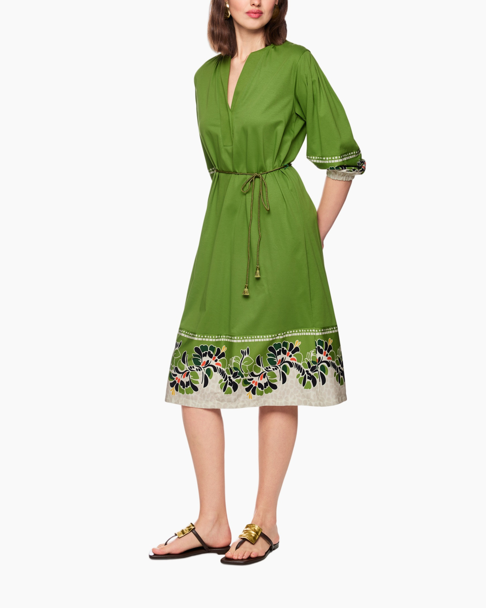 groene jurk, knielengte, versierde rand, touwgordijn, korte mouwen