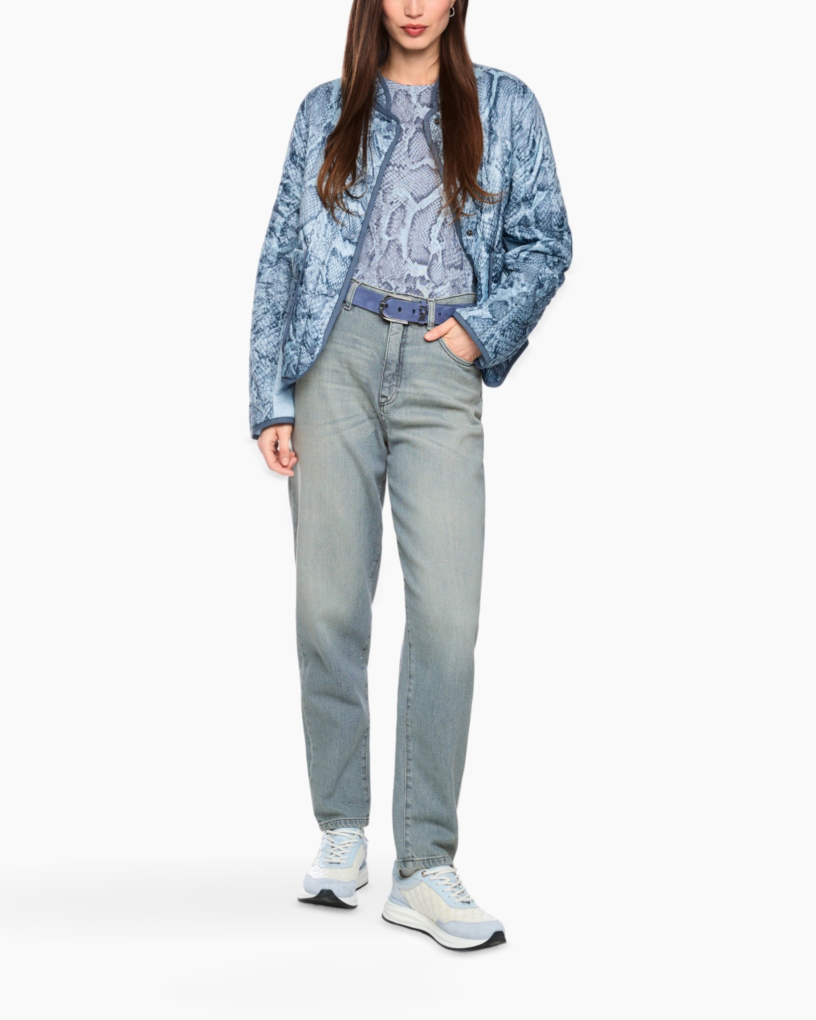 slang print, slangenhuid, blauwe jas, spijkerbroek, sneakers, slang, slangenprint, jacket, blauw, spijkerbroek