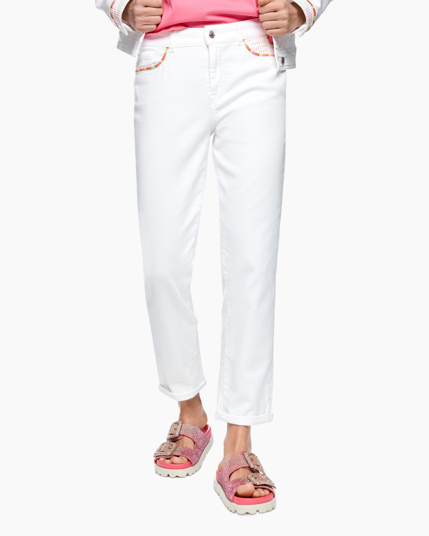 witte broeken, kinderen broeken, omgeslagen zoom, casual jeans, roze sandalen