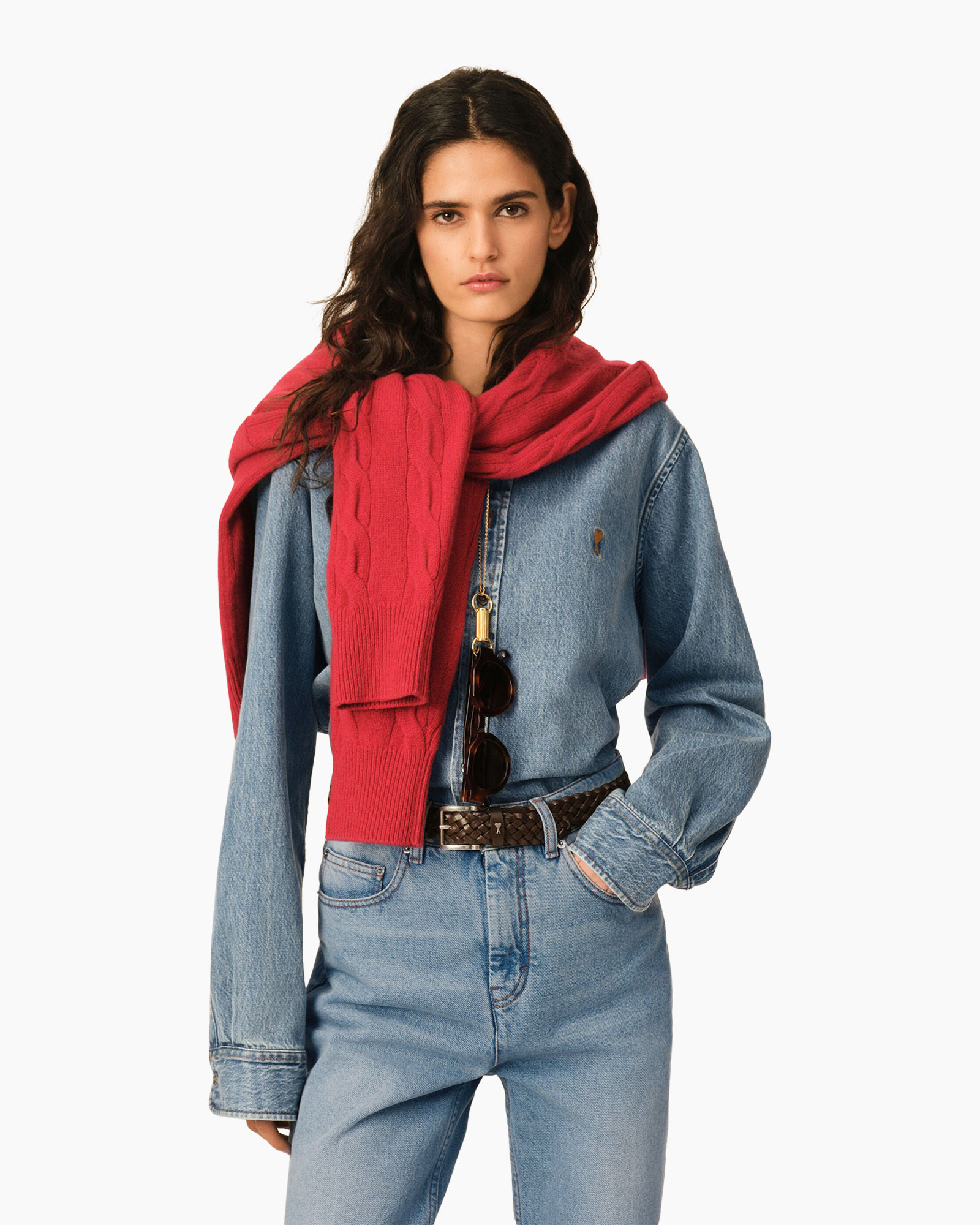denim jas, denim jeans, sjaal, riem, zonnebril