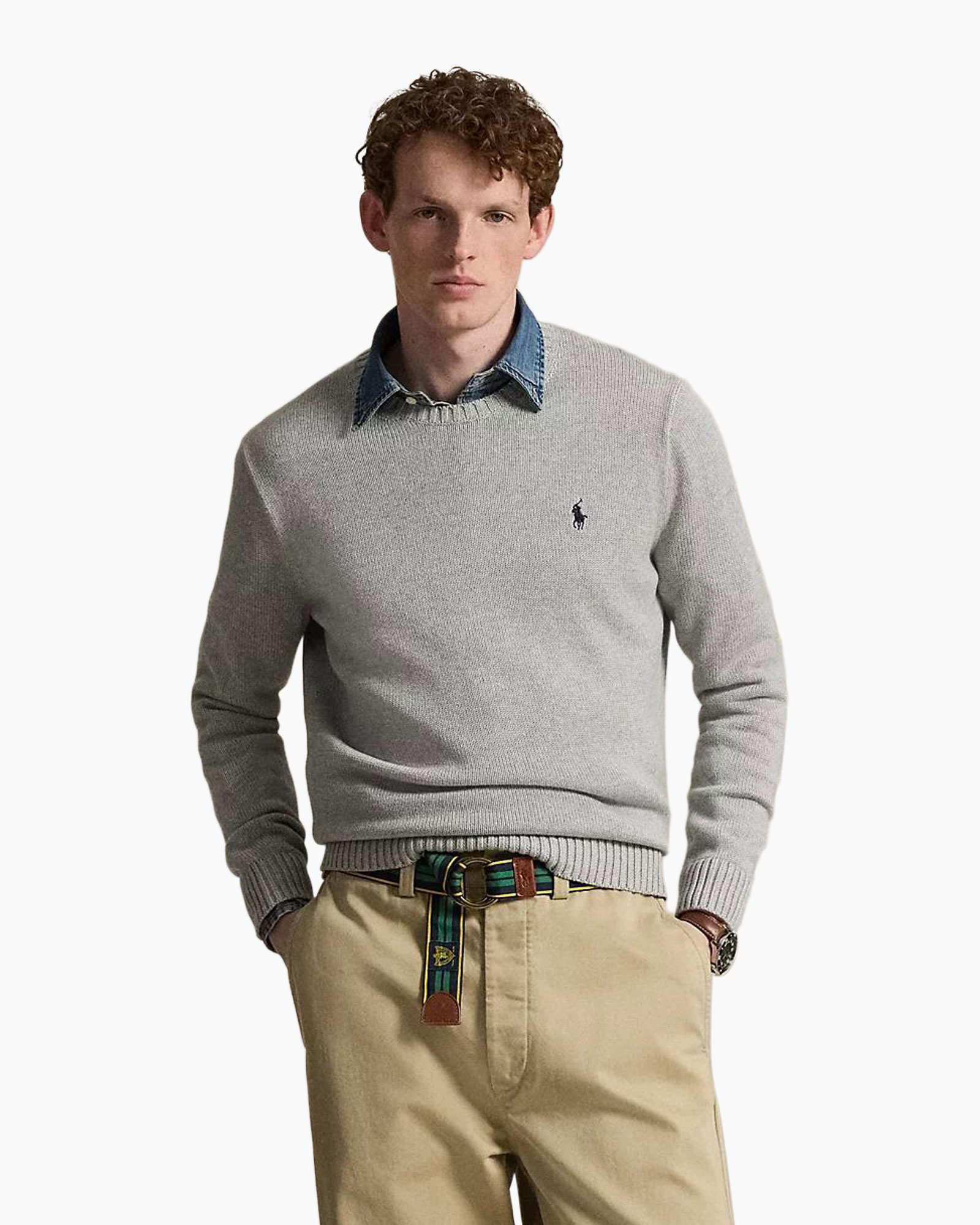 herenkamstruik, grijze breisel, kraagloze trui, logo borduursel, khaki broeken