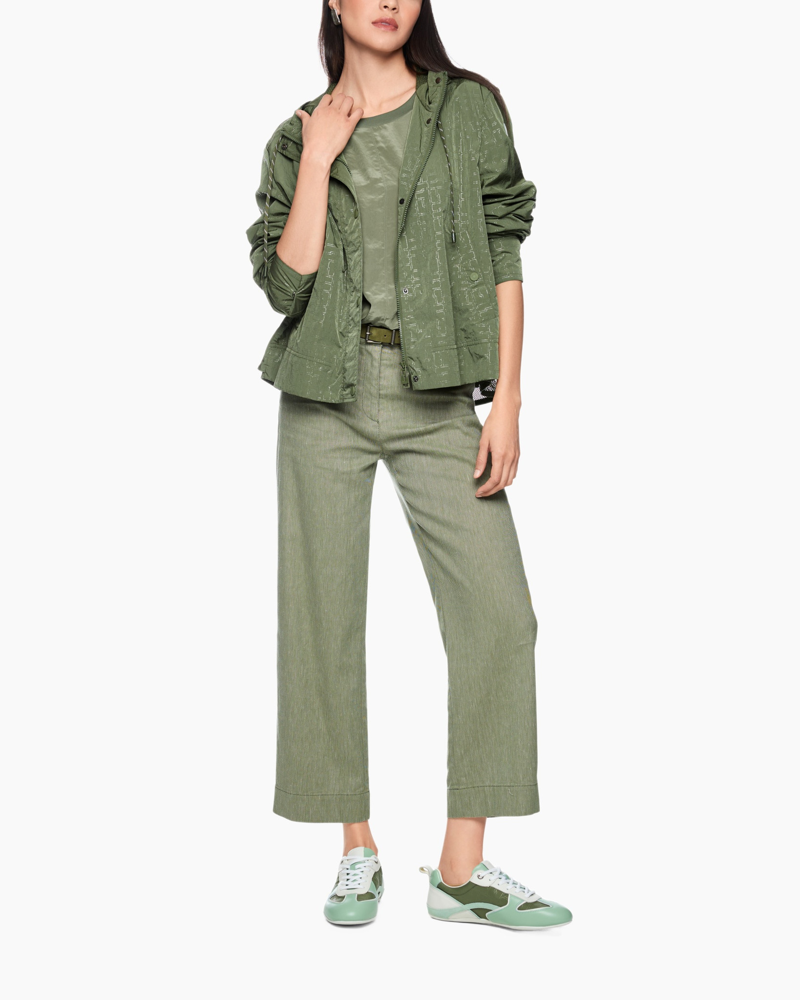 groene jas, windjack, camouflage patroon, groene broek, sneakers