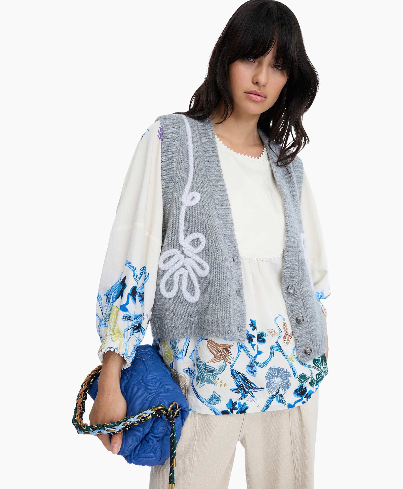 gebreide vest, grijze vest, gilet vest, bloemige print, blauwe tas
