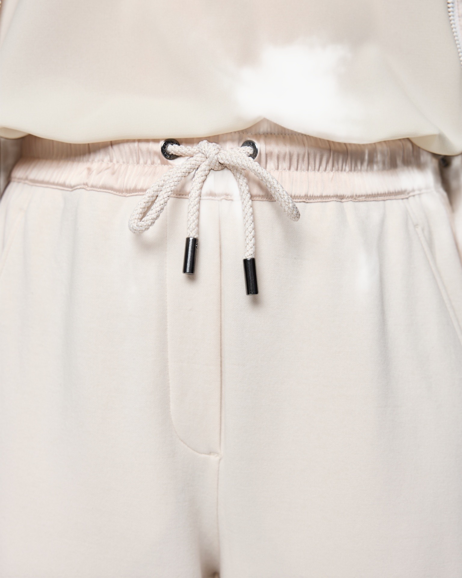 touwkoord, elastische taille, beige broek, zachte stof, casual kleding