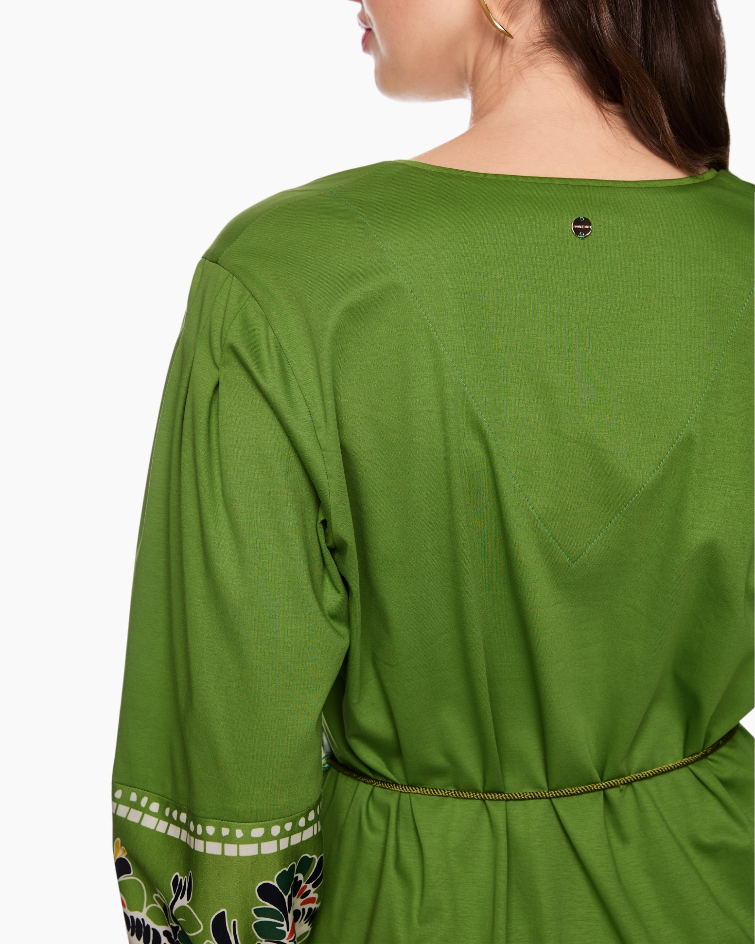 groene tuniek, lange mouw, borduurwerk rand, riemceintuur, achterkant