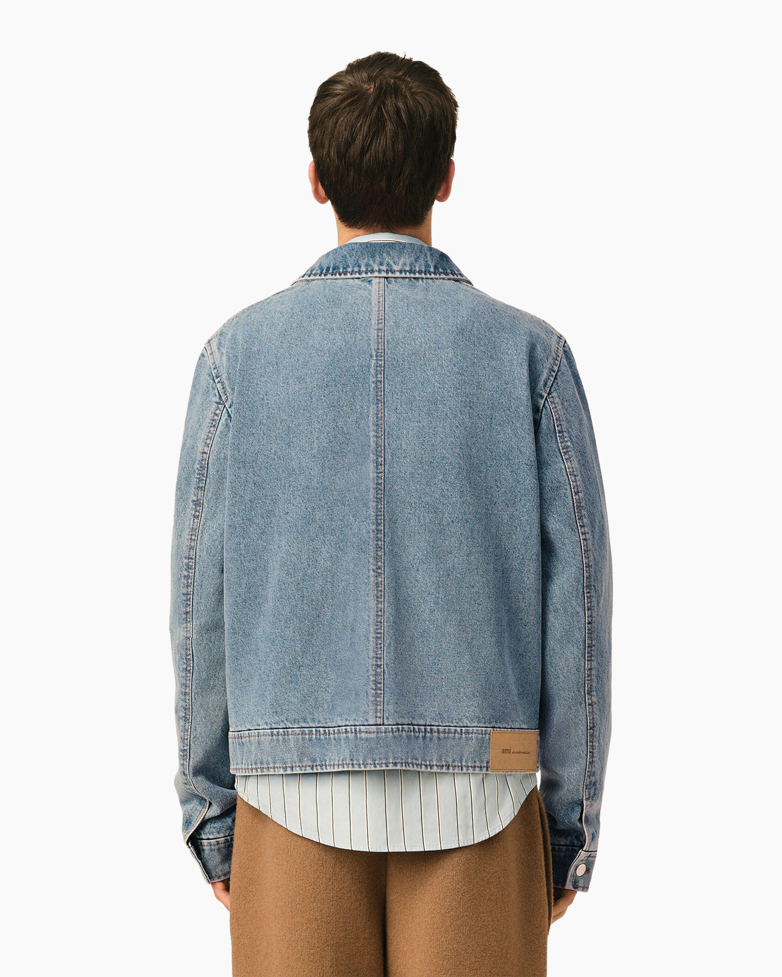 jassen van denim, blauwe jas, lichtblauwe denim, voorkant zak embleem, denim jasje