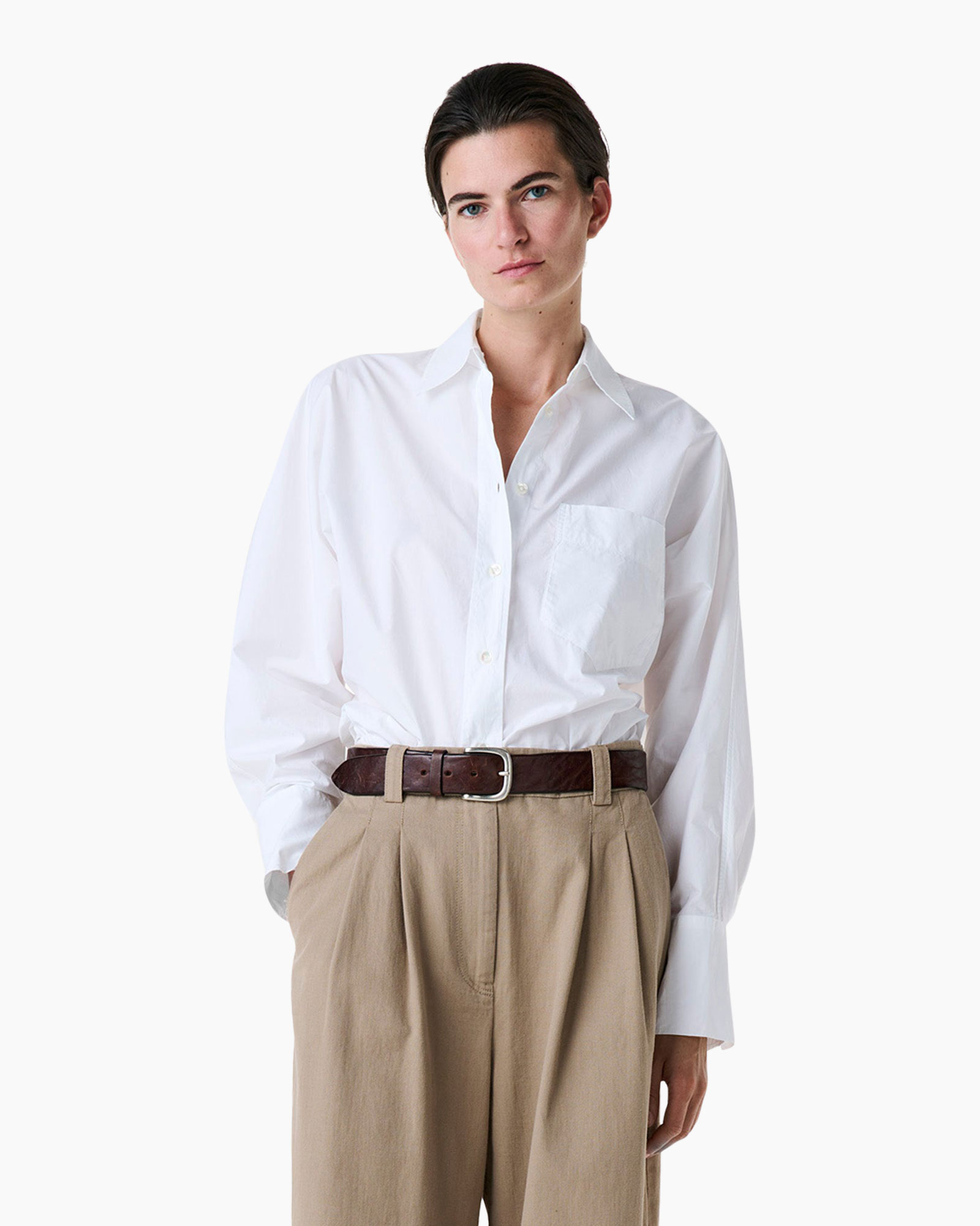 wit overhemd, knopenhemd, zakkenhemd, khaki broek, riem