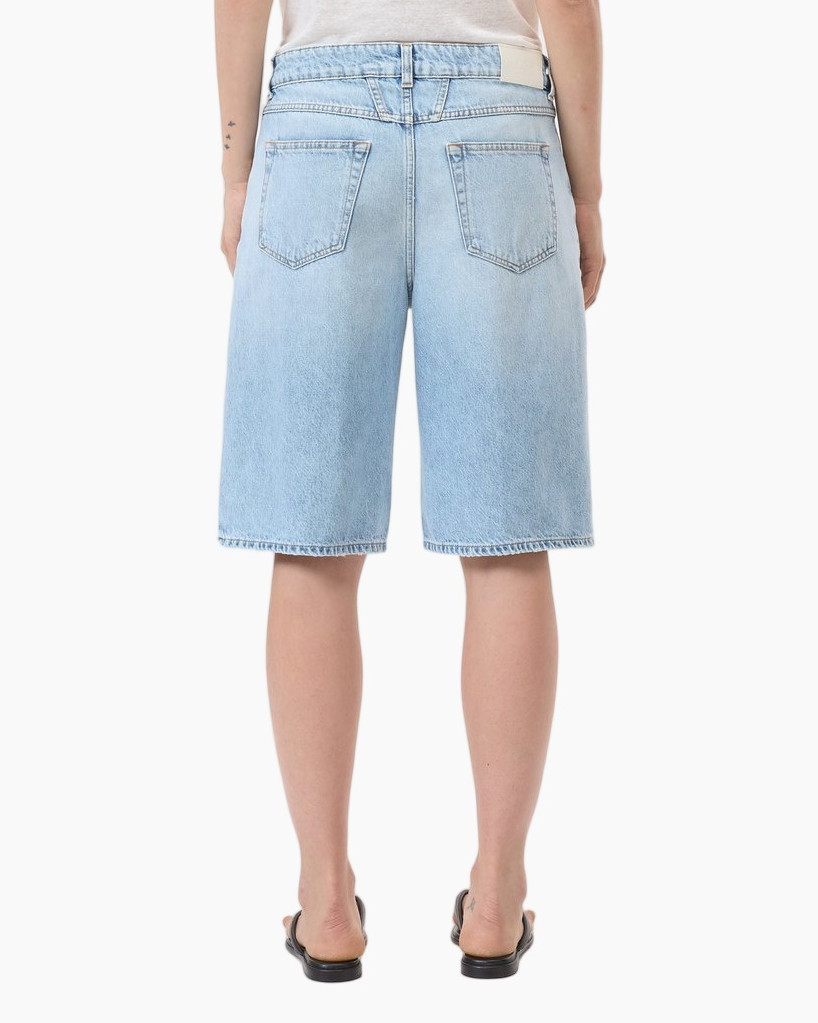 denim shorts, shorts, knee-length, light wash, flip flops