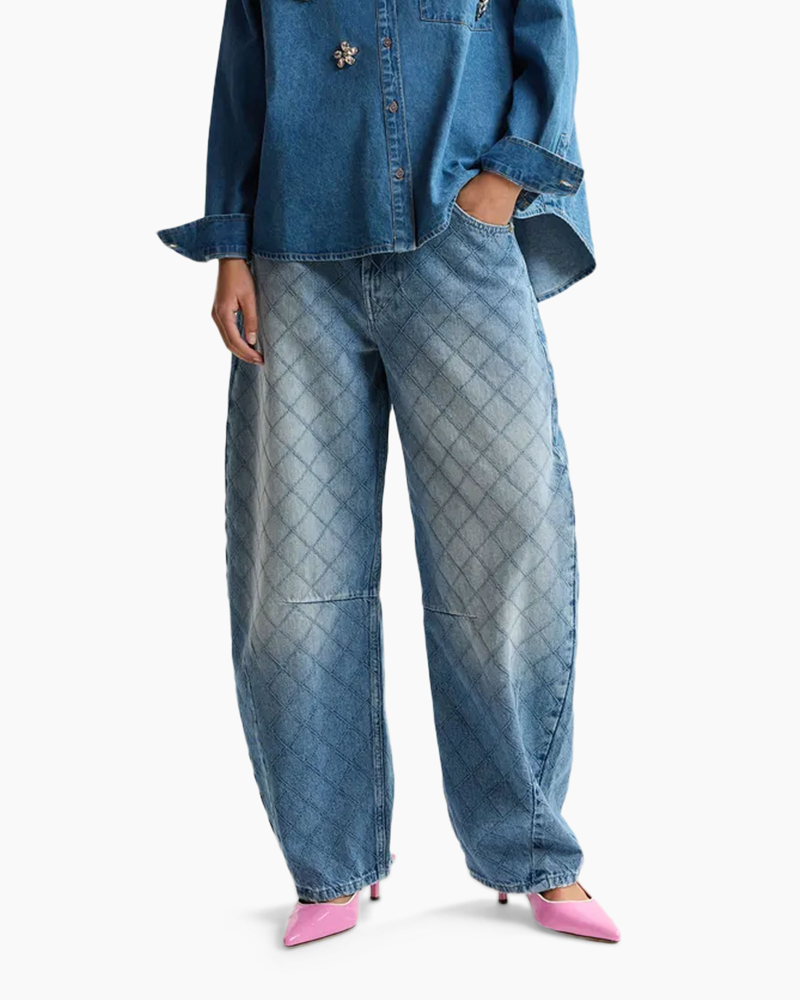 denim jeans, patroon in quilts, wijd uitlopende, licht washes, roze hakken