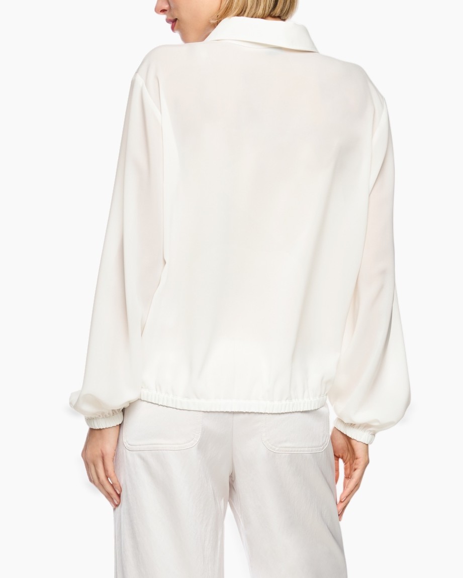 witte blouse, knopen blouse, pofmouwen, kraag, losse pasvorm