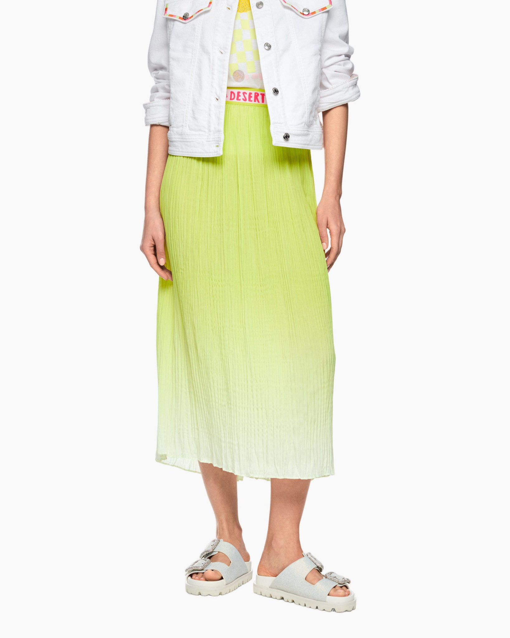 heldere-groene-plooiende-rok, neon-ombre, midi-lengte-rok, plissé-rok, sandalen