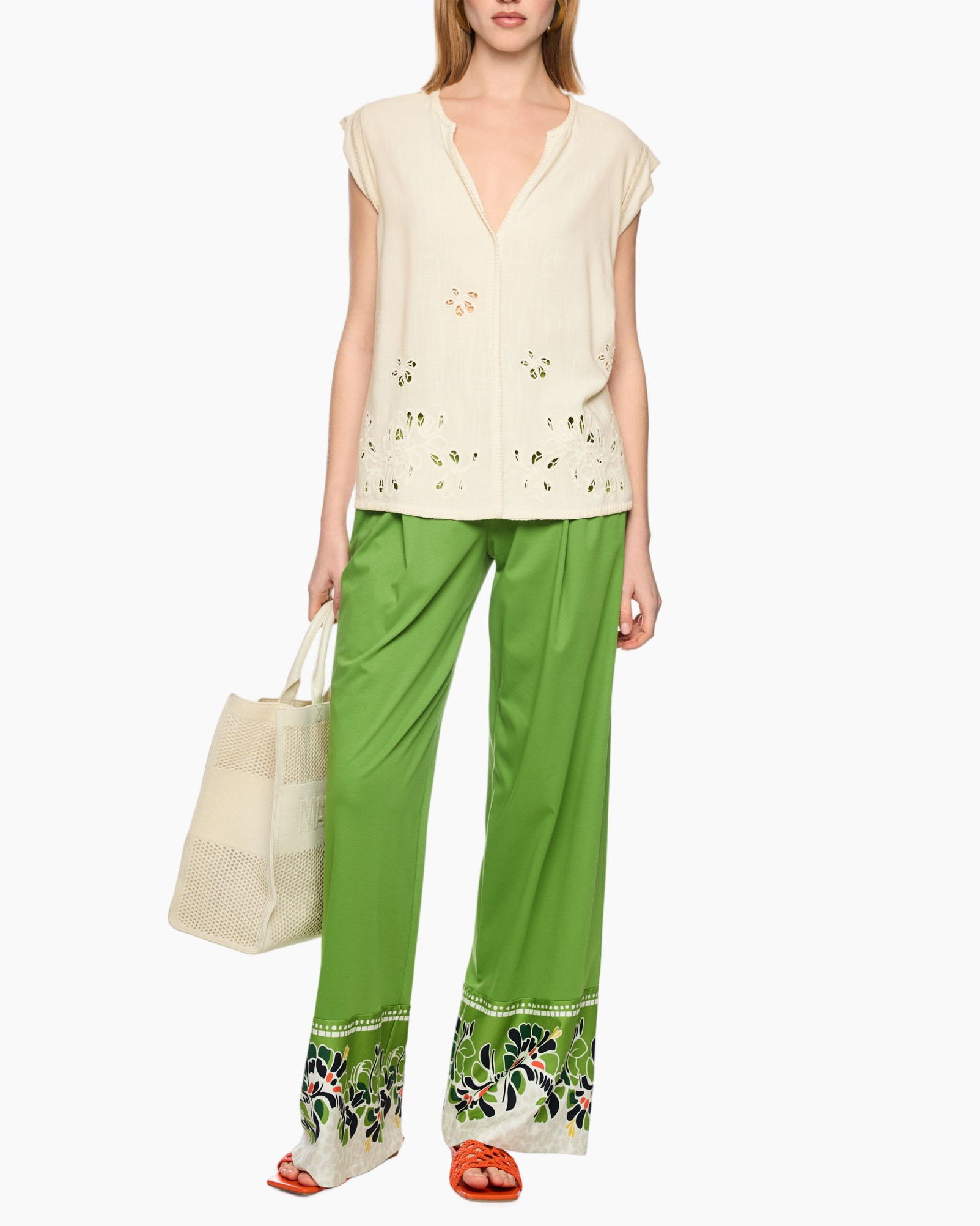 top, linnen, borduring, groene broek, tote tas