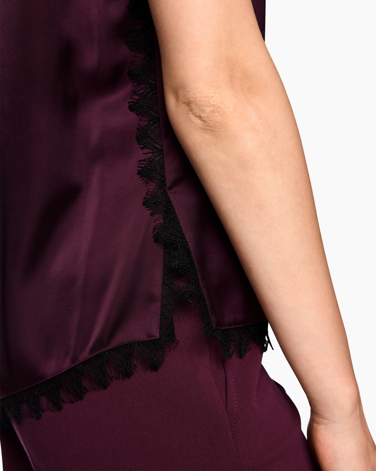 kant, top met kant, burgundy, glans, slit