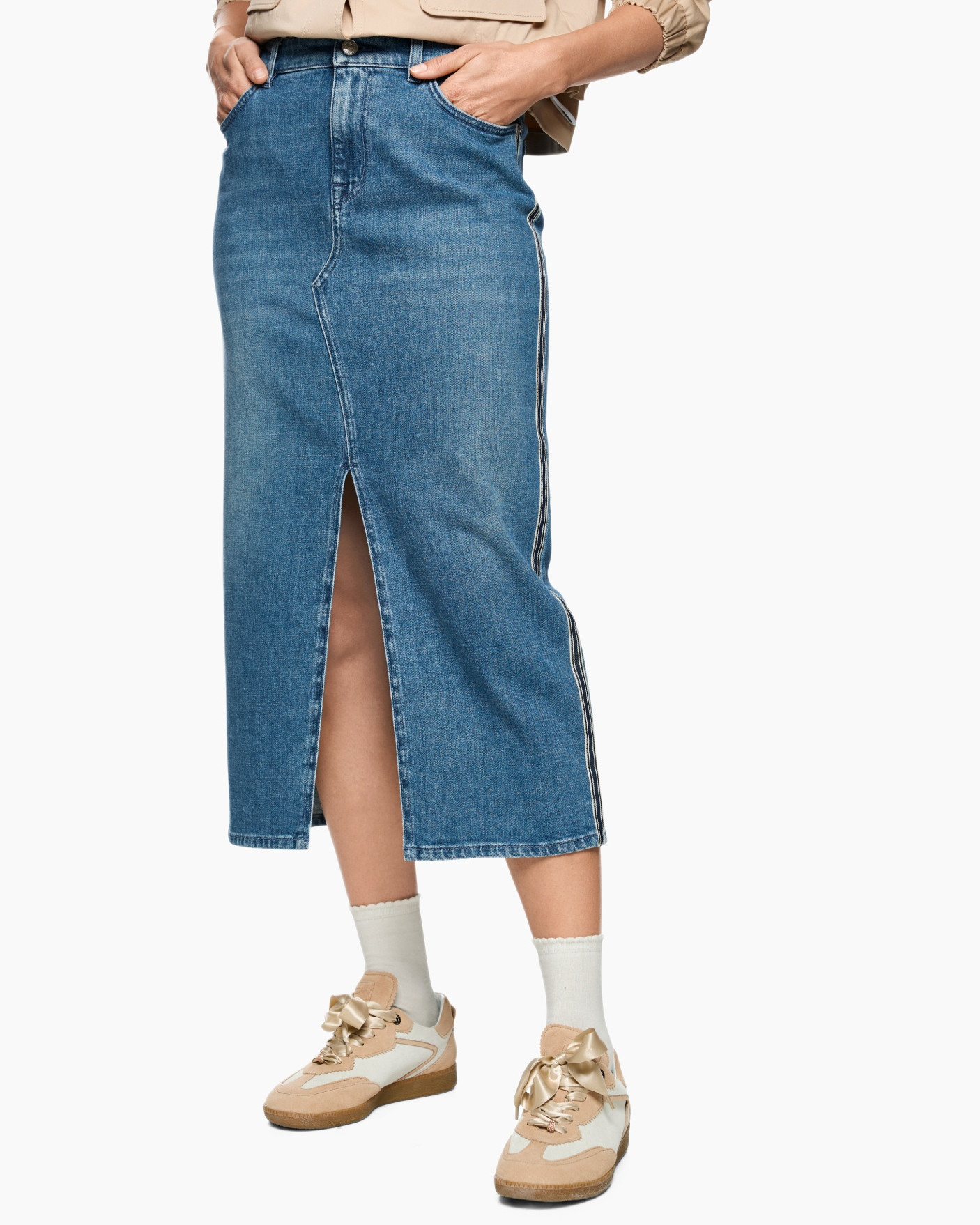 Clothing, Pants, Jeans, Shoe, Person