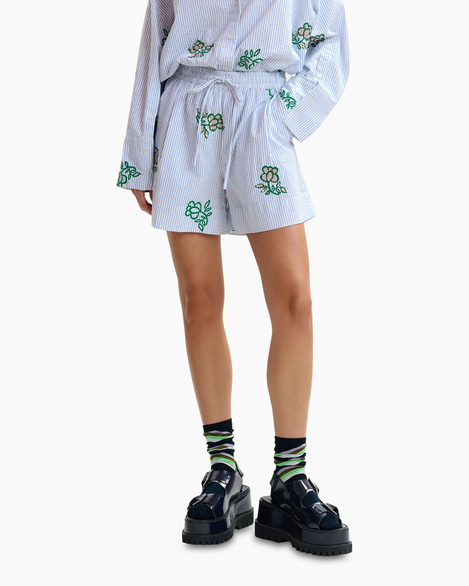 Kleding, Korte broek, Schoeisel, Schoen, Persoon