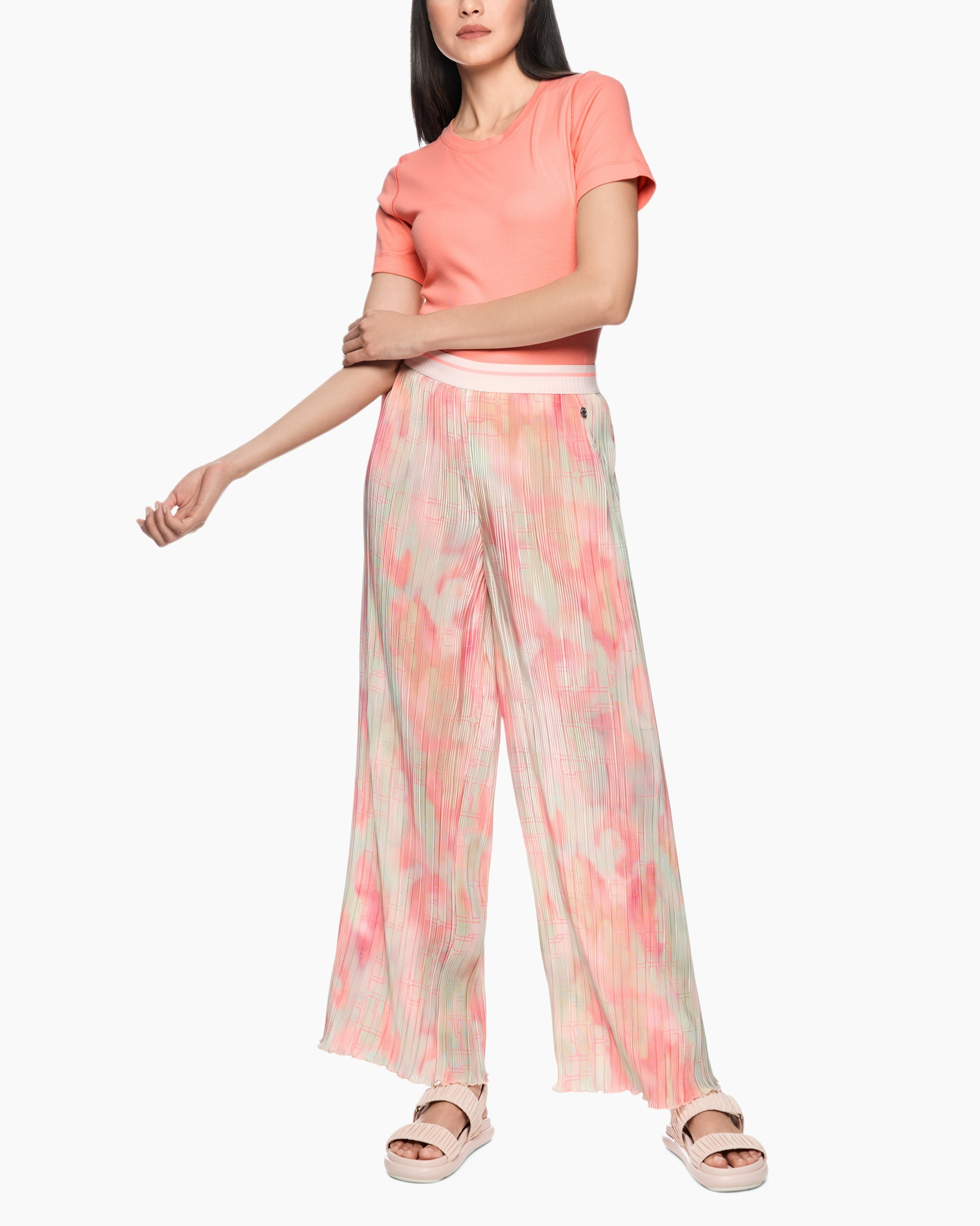t-shirt, peach, wijdere broek, tie-dye, sandalen