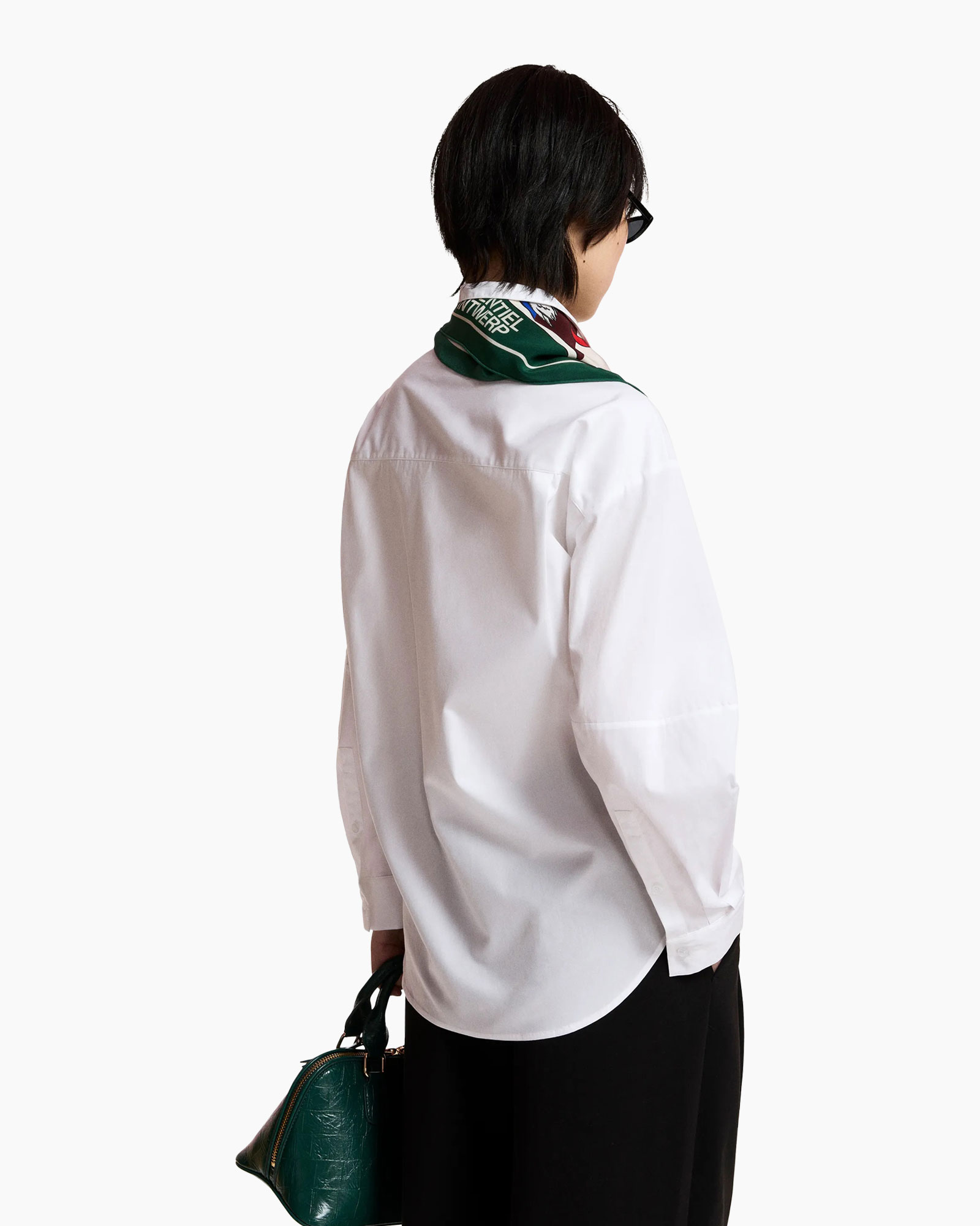 witte blouse, omslagblouse, neksjaal, donkere zonnebril, groene sjaal