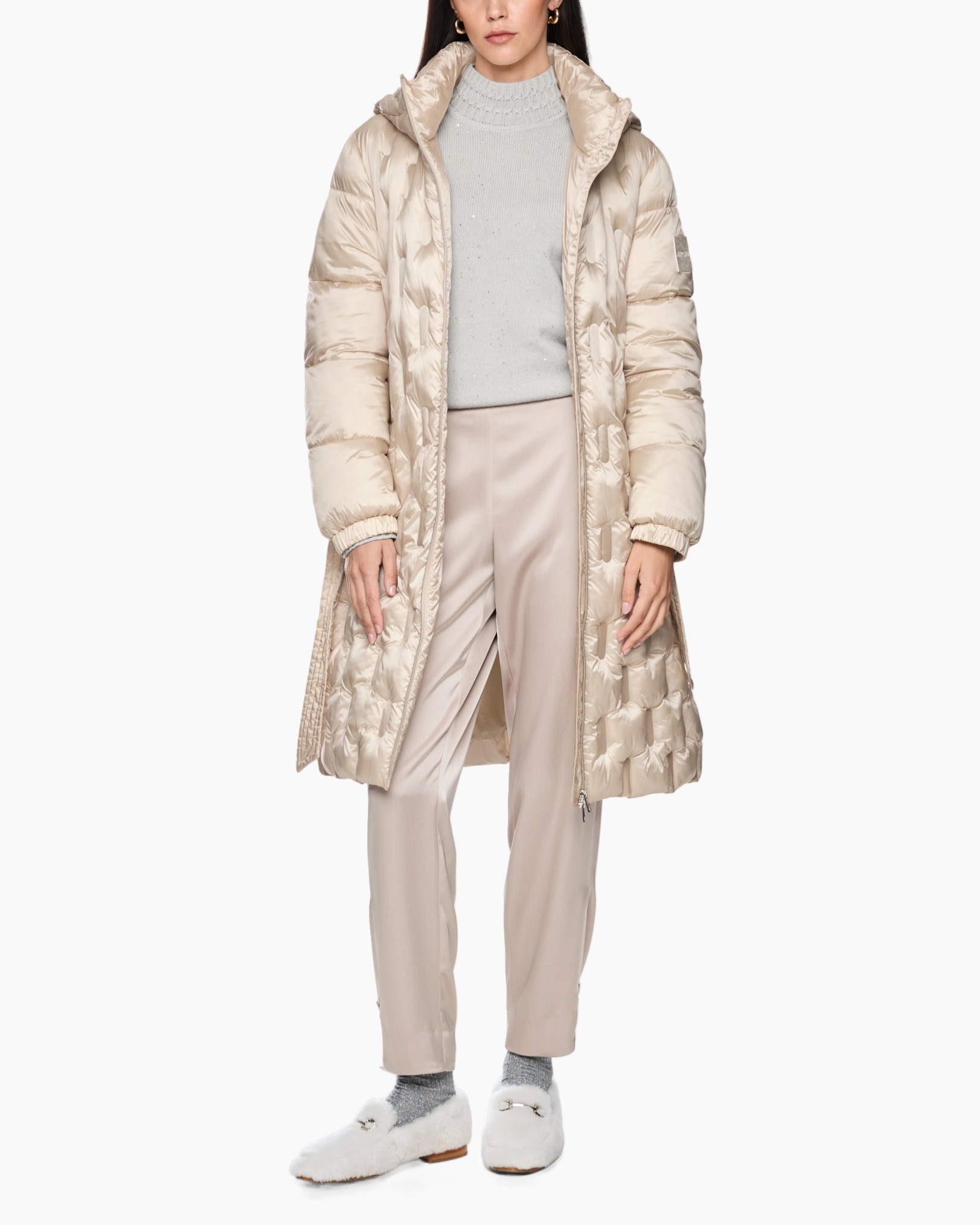 donsjas van puffer, lange gebreide jas, beige, neutrale trui, slip-on sloffen