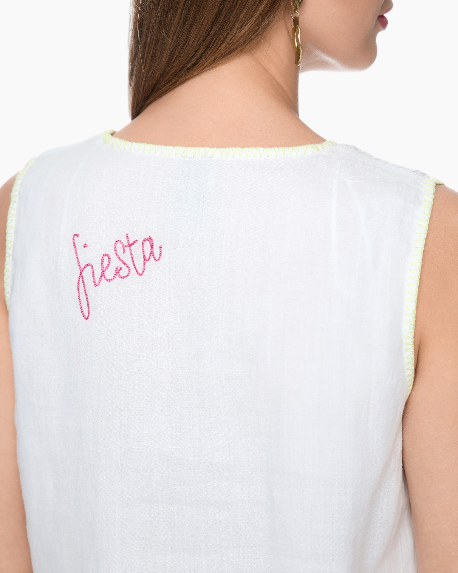 witte mouwloze top, borduurwerk, roze tekst, neon naaigaren, achterkant
