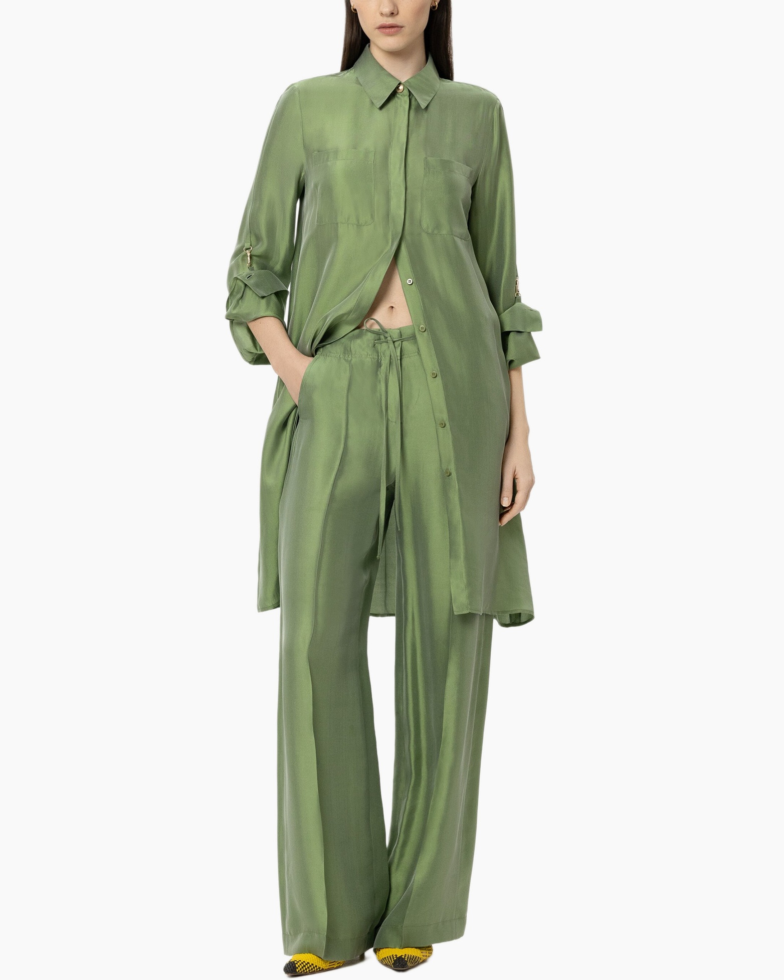 zachte stof, groene set, wijdere broek, kraag blouse, knopen blouse