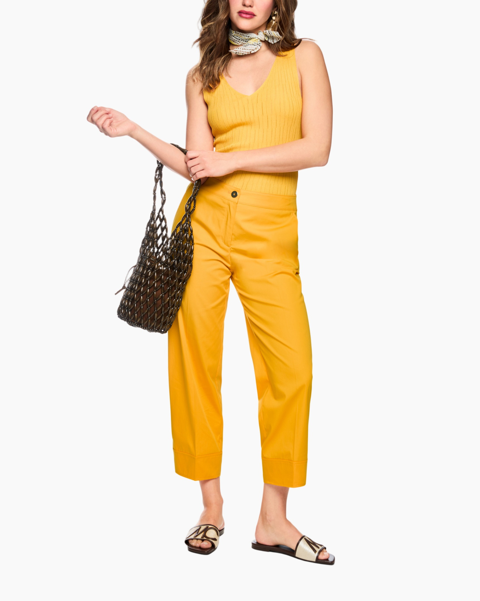 gele outfit, tanktop, katoenen broek, ketting, net tas