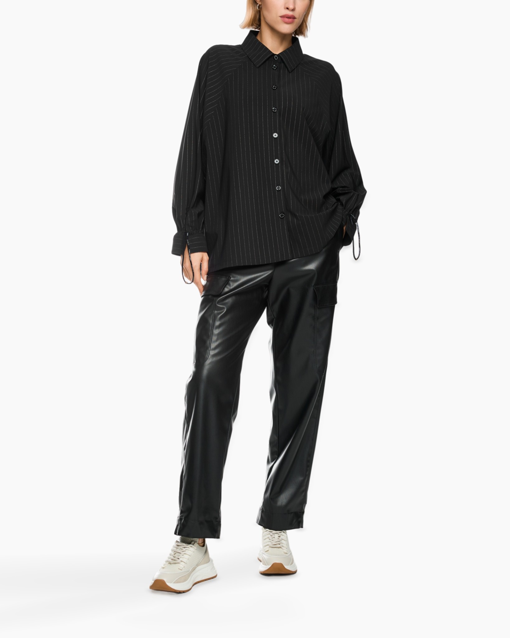 zwart gestreept overhemd, knopen down, kraag blouse, lose pasvorm, zwarte broek, cargo broek, leerachtige stof, witte sneakers