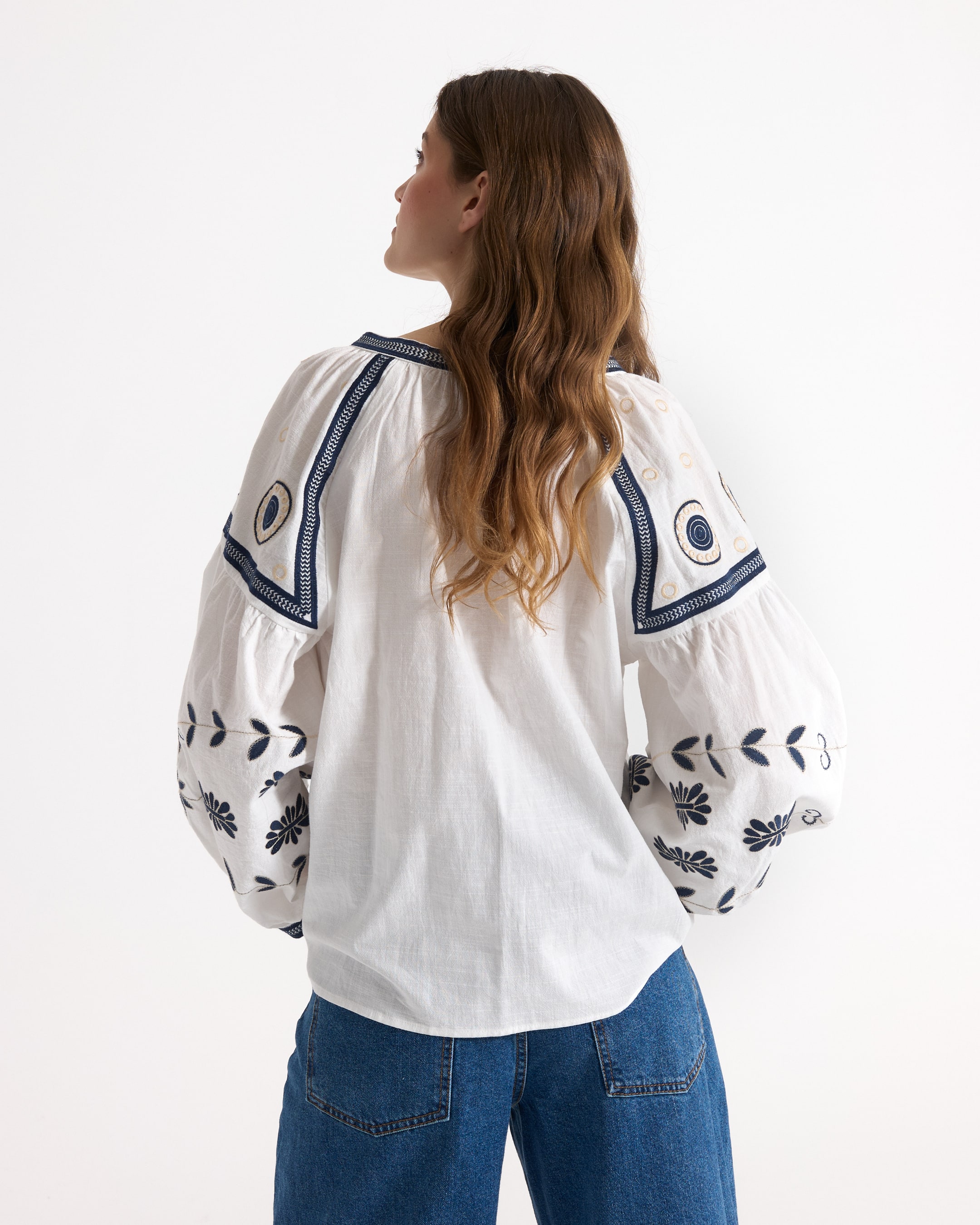 blouse, borduured, wit, losvallende, lange mouwen