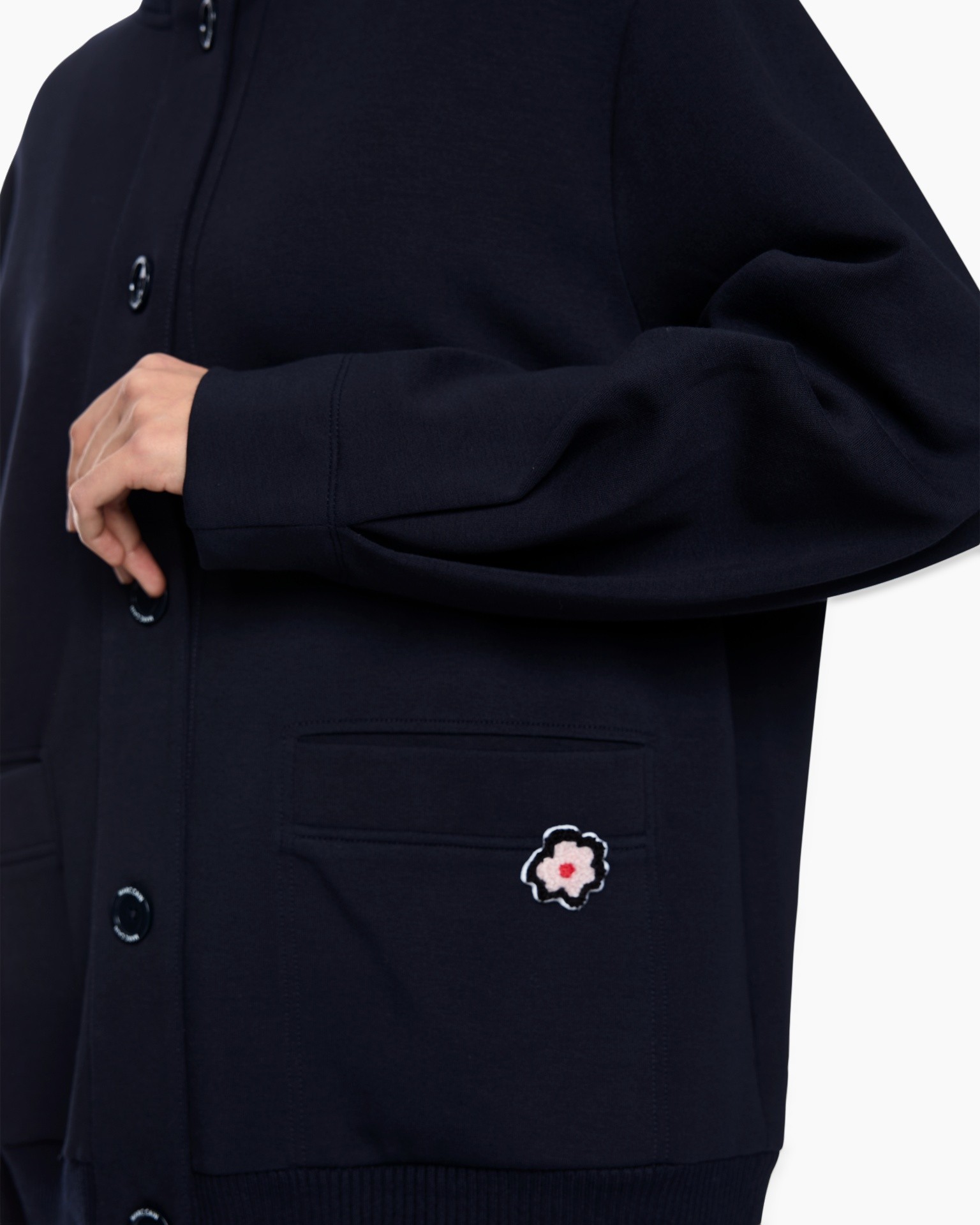 navy cardigan, button front, zakkendetail, geborduurde bloem, brei stof