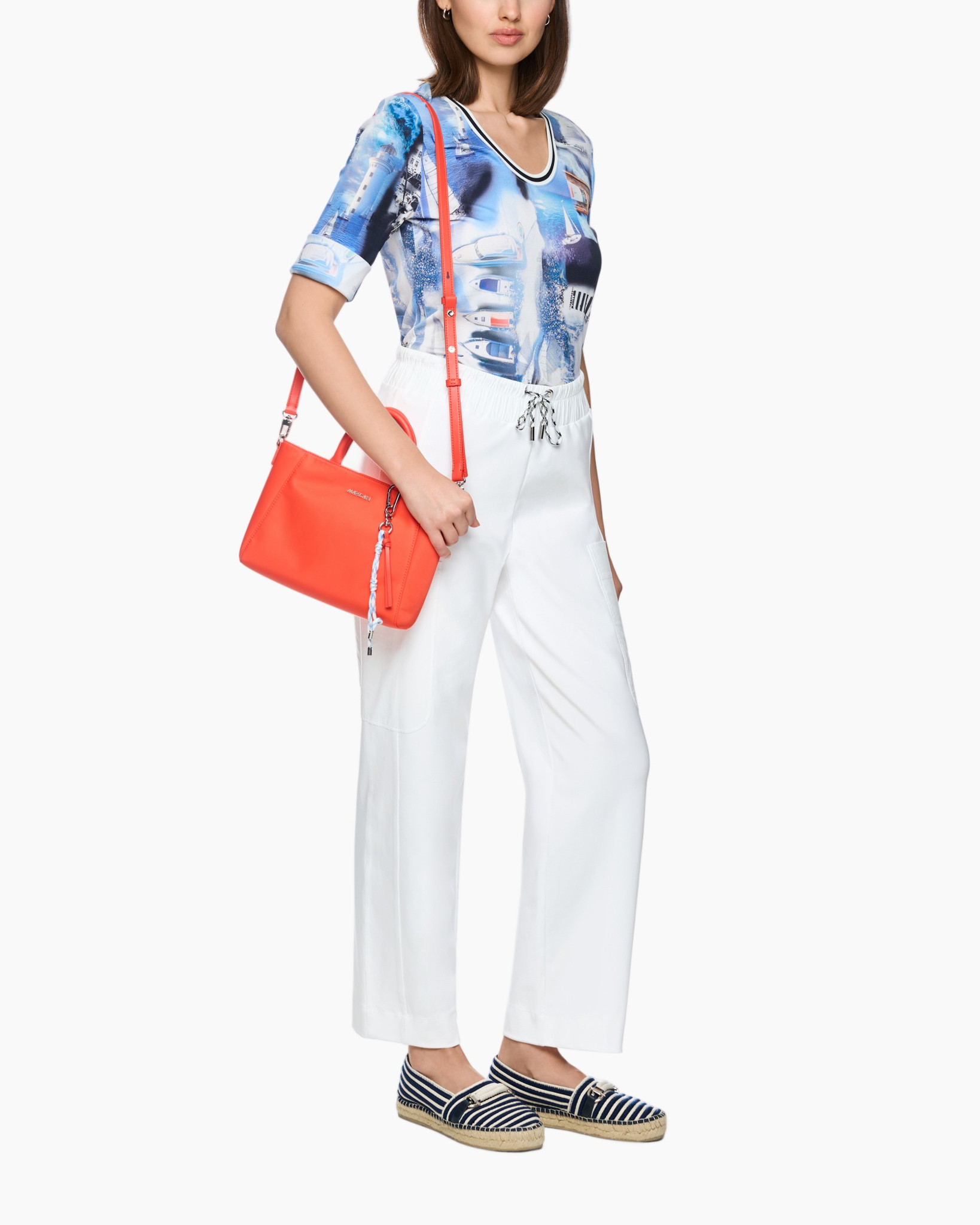 t-shirt, blauwe print, witte broek, rode tas, espadrilles