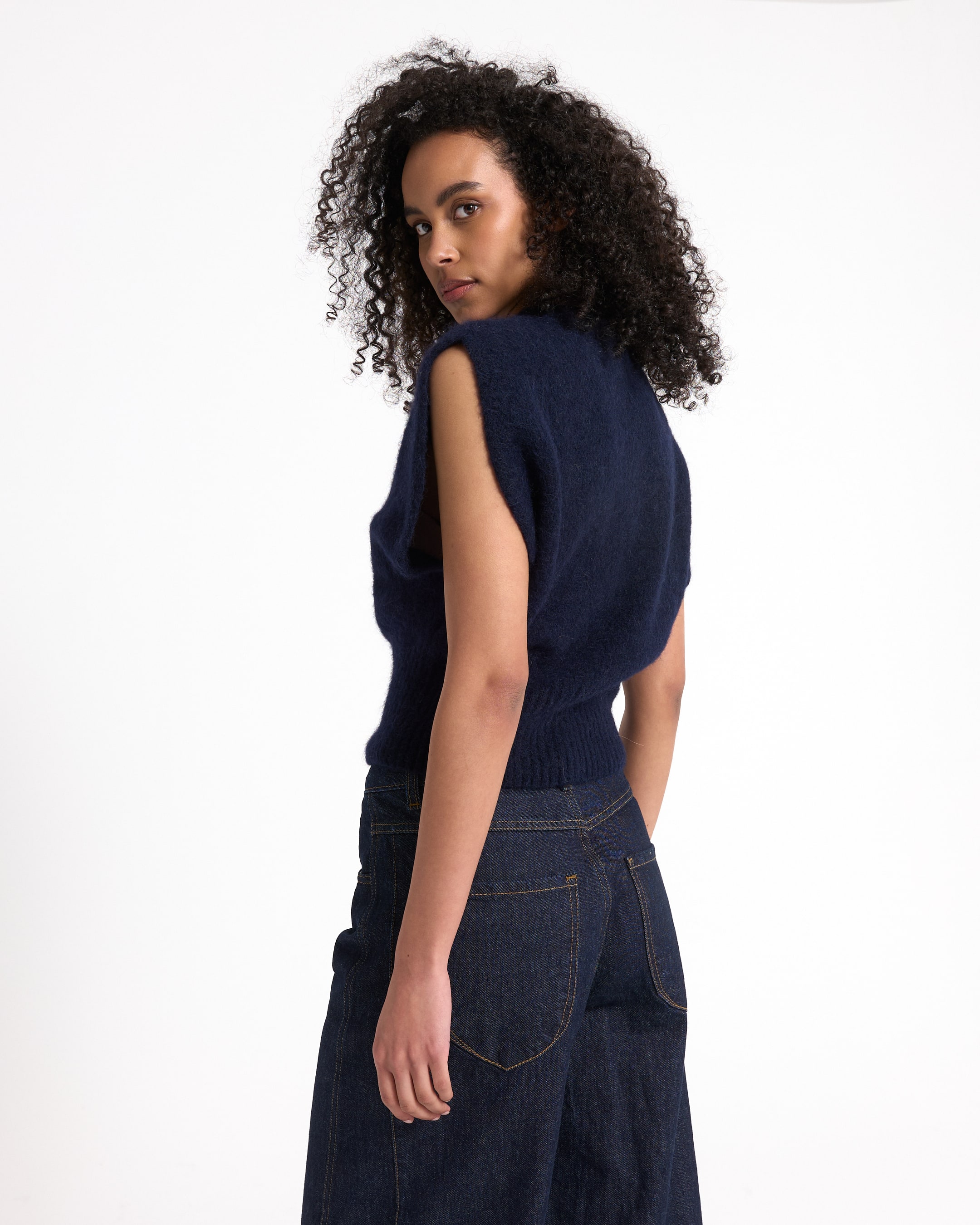 gebreide top, slopende mouwen?, nachtblauw, cropped trui, donkerwas jeans