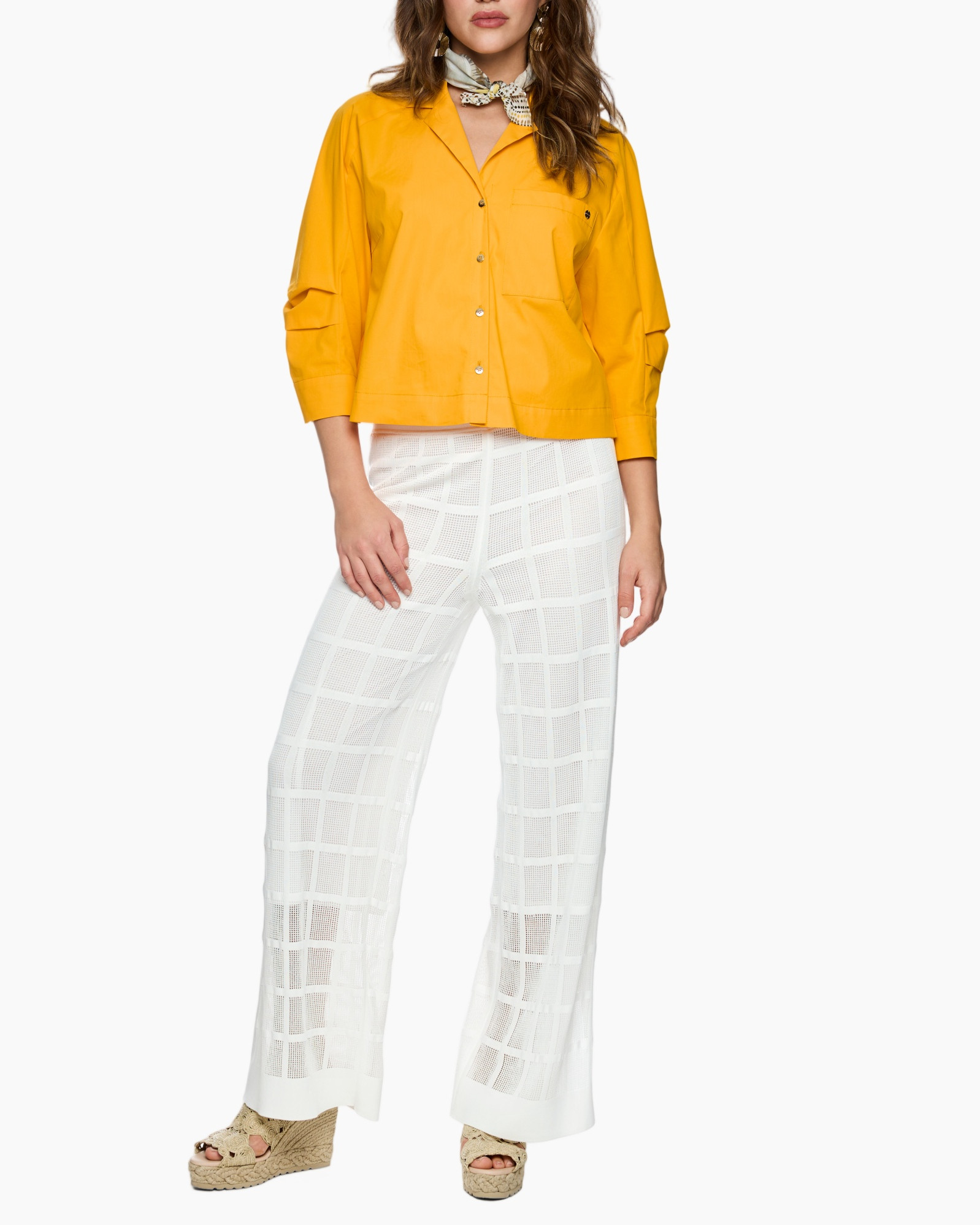 geel shirt, knopen-down, kraag, lange mouwen, witte wijde broek