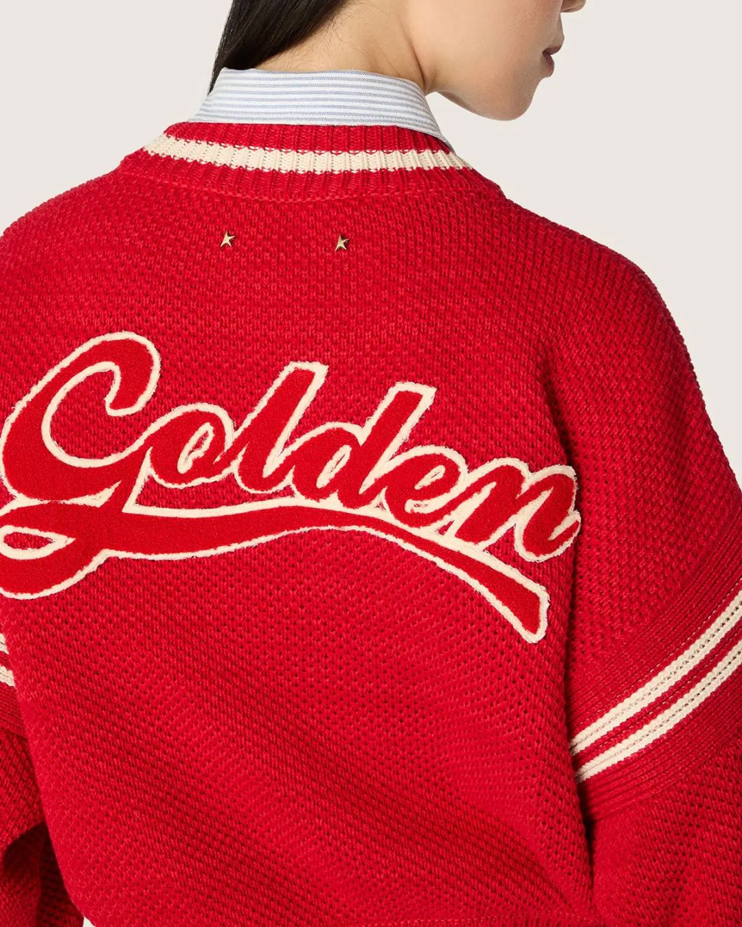 gebreide trui, rode cardigan, letters, gouden knopen, gestreepte kraag