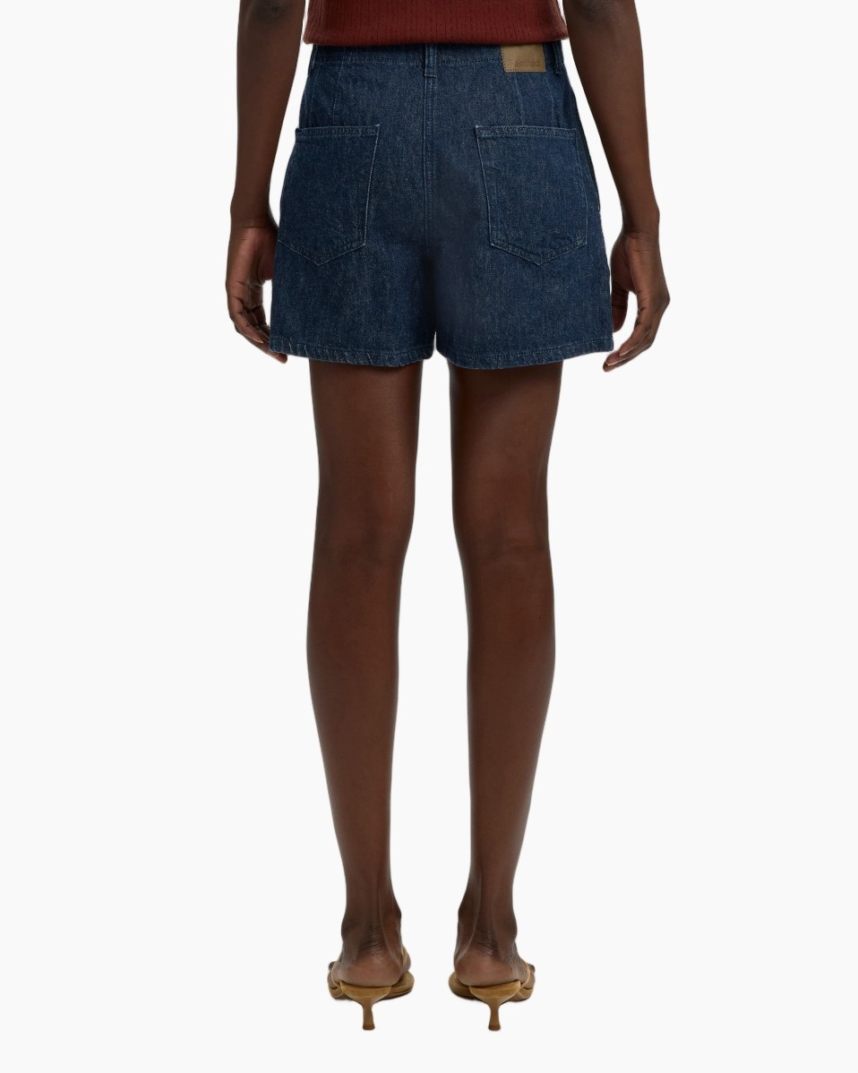 spijker shorts, blauw denim, achterkant, zakken detail, middelhoge taille