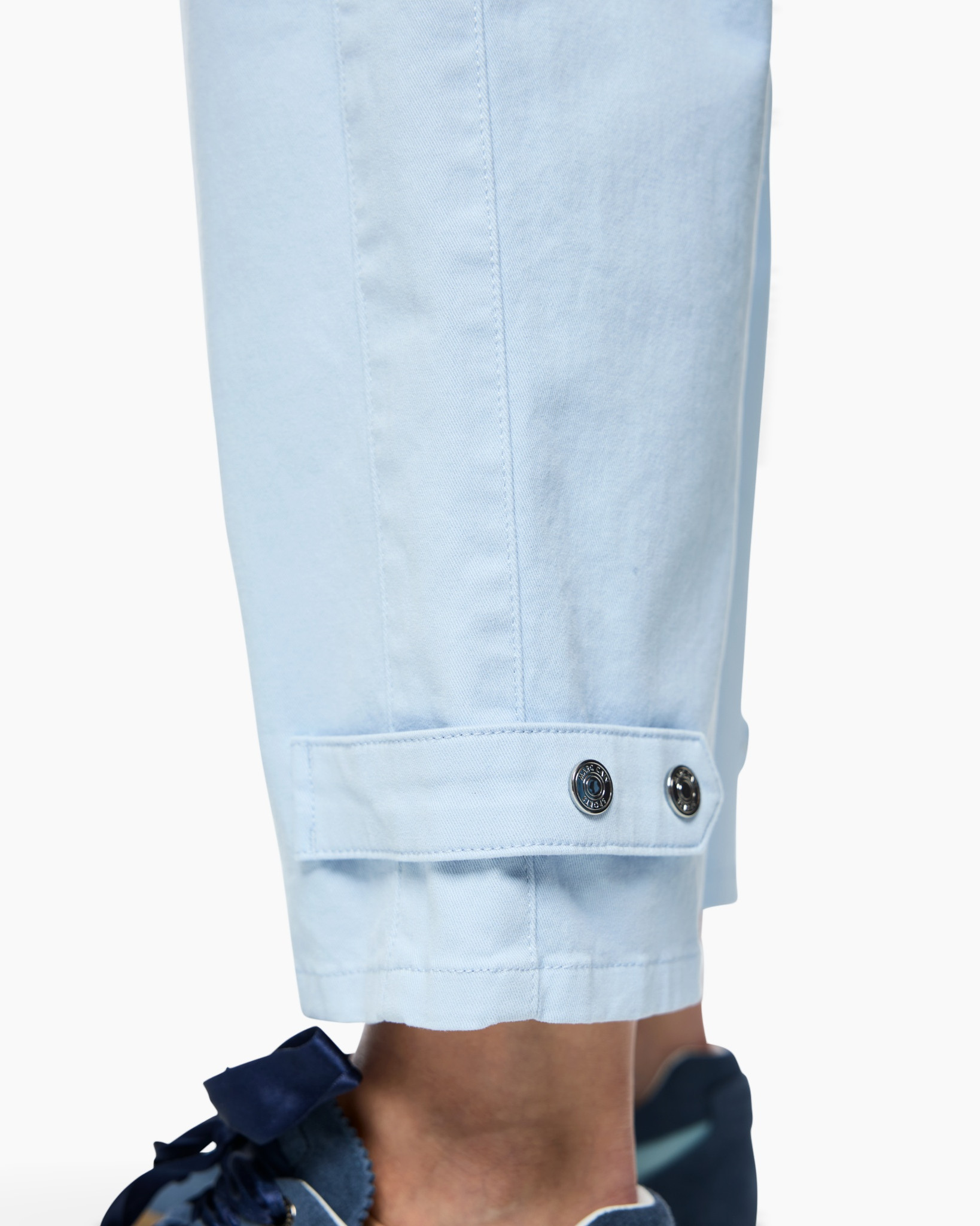 lichtblauw, broek, ankel lengte, knopsluiting manchet, stikseldetail