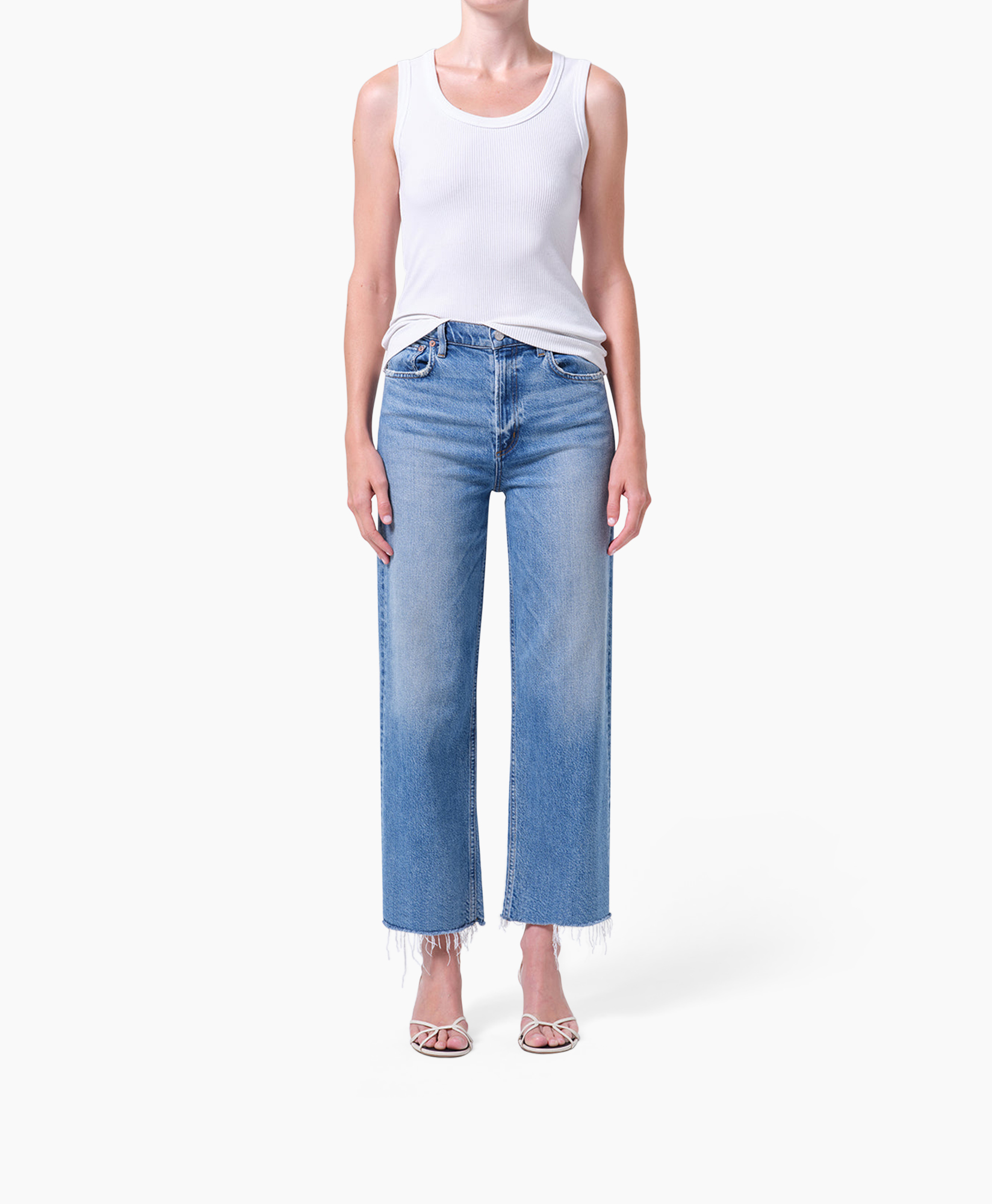 tanktop, witte top, spijkerbroek, wijdedelige, gerafelde zoom