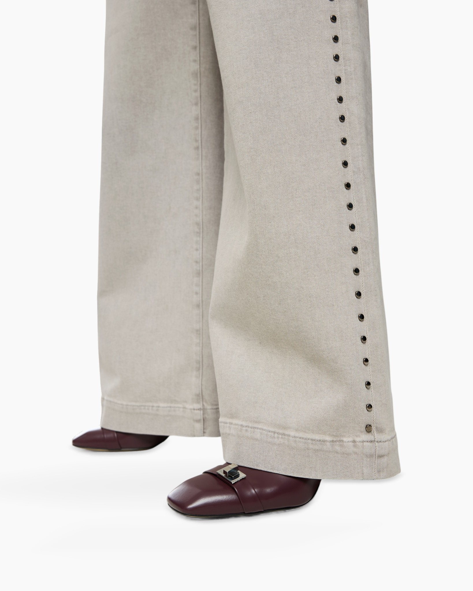 broek met wijdere snit, beige broek, studs langs zoom, zachte denim, platte schoenen