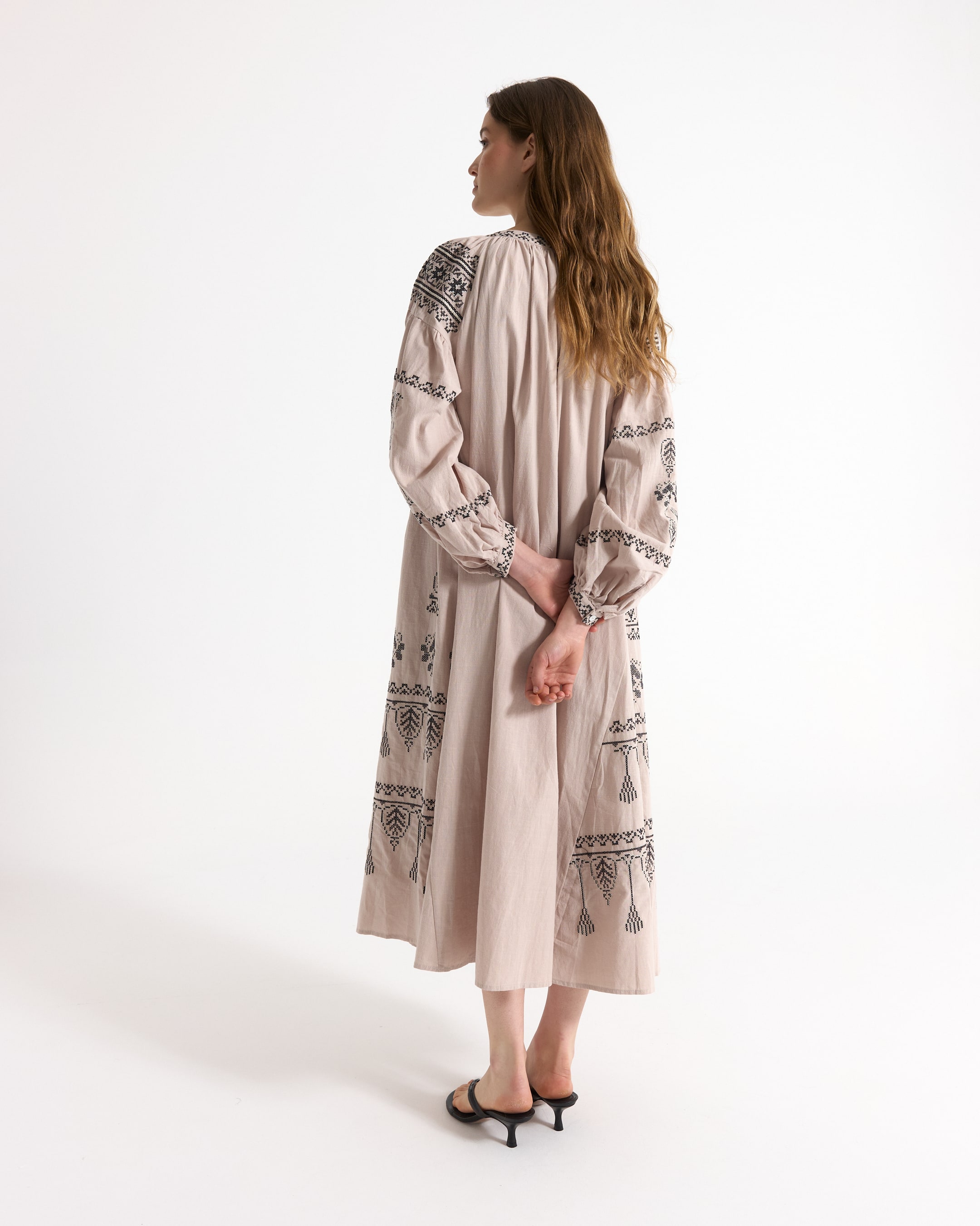 linnen jurk, borduurwerk, lange mouwen, beige, middellang