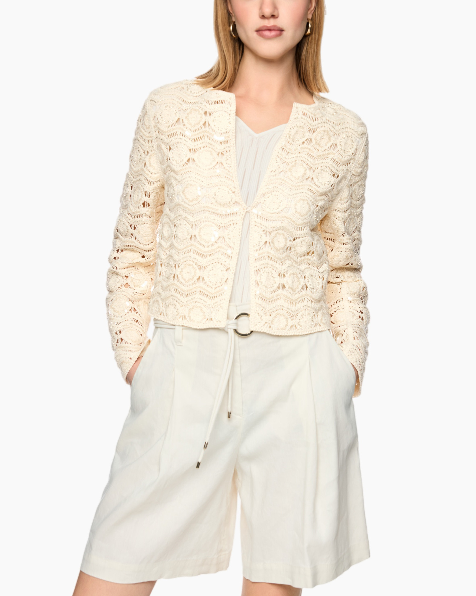 kant cardigan, crème kleur, kort cardigan, kantenpatroon, riemje/riemdetail shorts