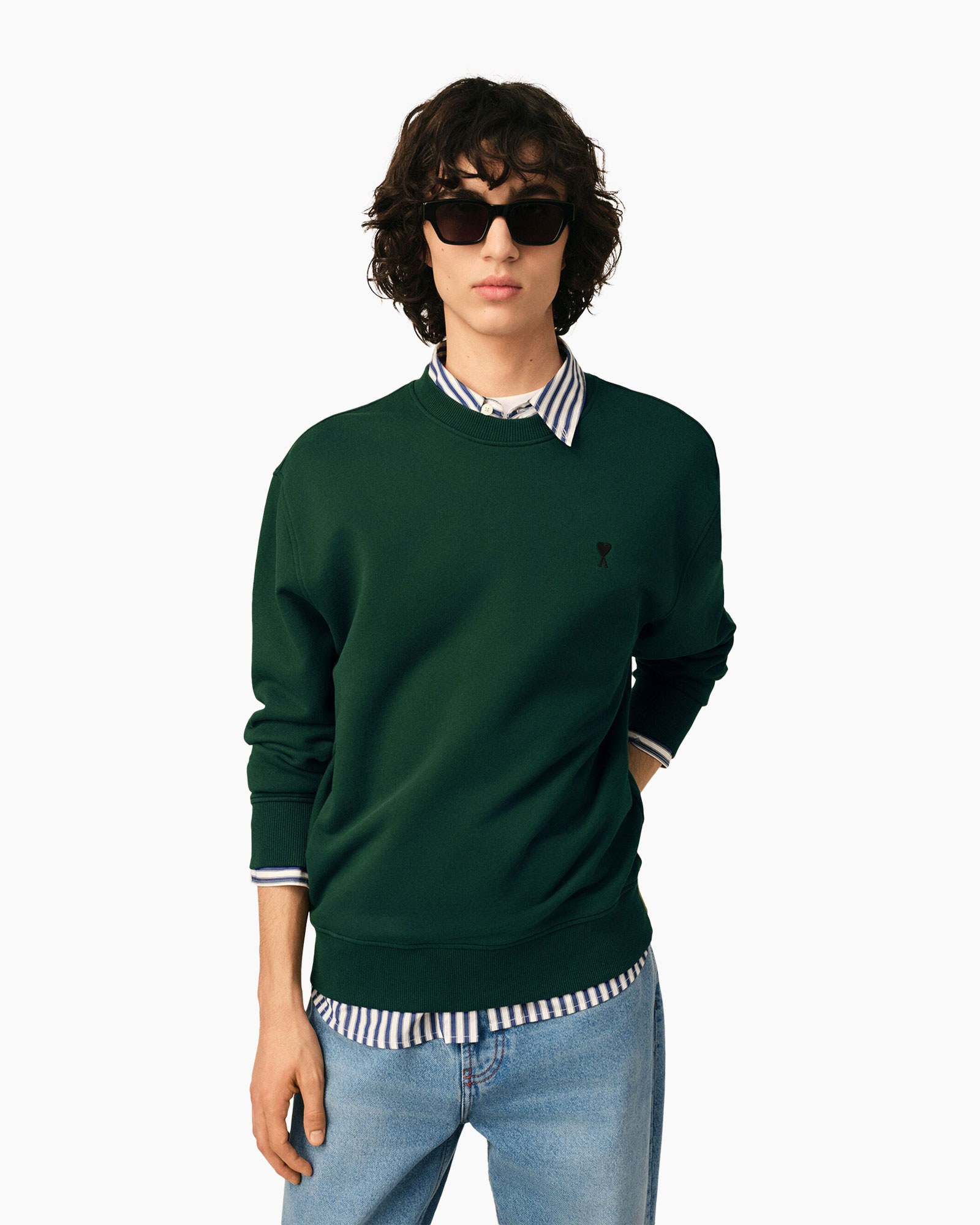 groene trui, rond hals, lange mouwen, gestreepte blouse, zonnebril