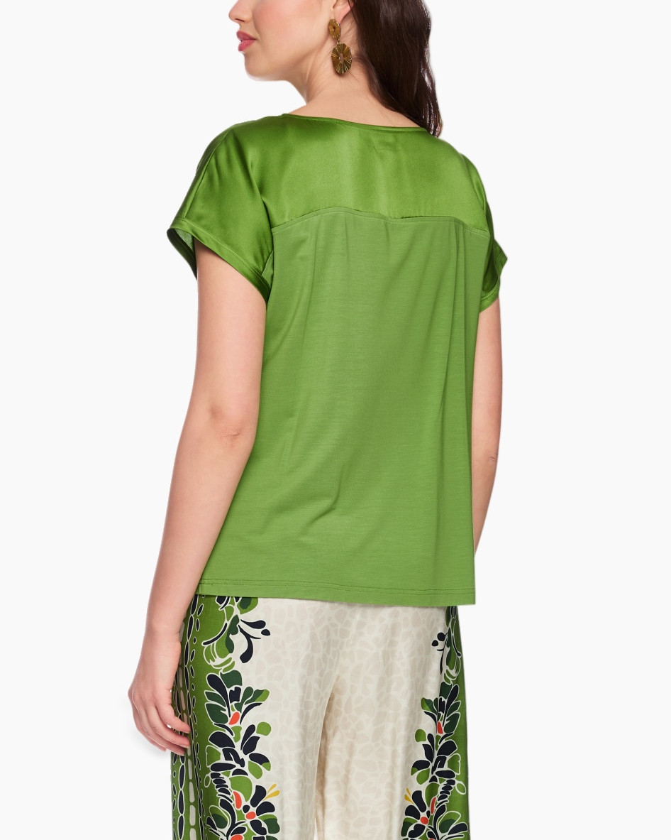 groene top, zijden shirt, korte mouw, ronde hals, gebreide uitstraling