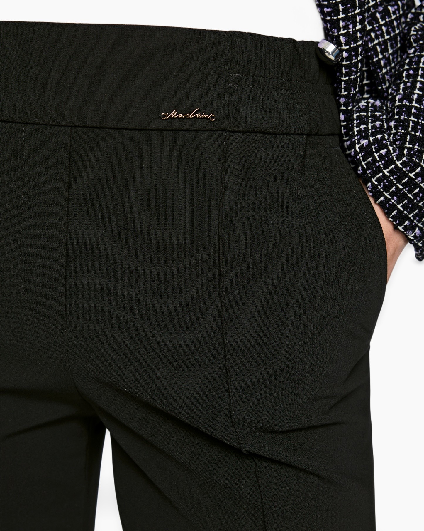 zwarte broek, broek, tailleband, zak, metaallogo