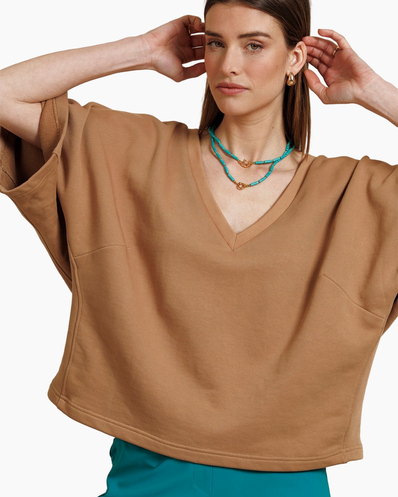 turkoois ketting, turndown halslijn, beige top, v-hals blouse, mouwloze poncho