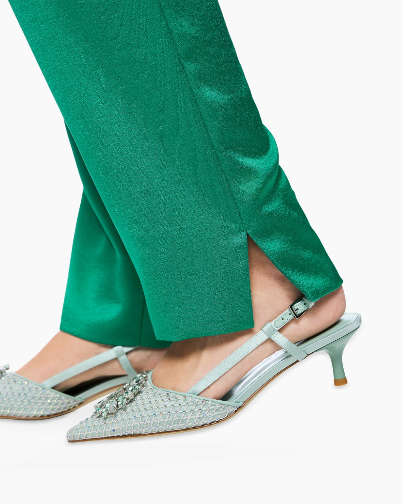 groene broek, sleehakken met riempje, puntig toon, riemsandalen, versierd gesp