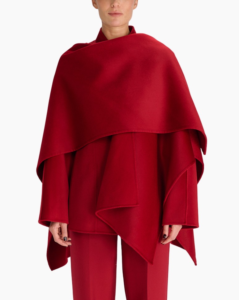 rode cape, wollen jas, gelaagd ontwerp, lange mouwen, bijpassende broek, rode capejas, gedrapeerd ontwerp, gelaagde panelen